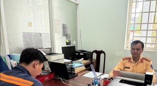 Tài xế xe rác lạng lách, quay đầu nguy hiểm giữa đường đông bị CSGT xử phạt