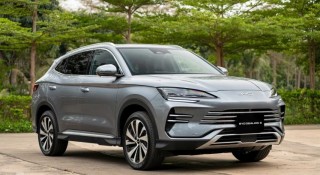 Khoảnh khắc chiếc BYD Sealion 6 bị sét đánh liên tiếp dưới mưa bão