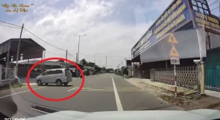 Ô tô trôi ra đường suýt gây họa vì quên phanh tay: Bài học cảnh giác cho mọi tài xế