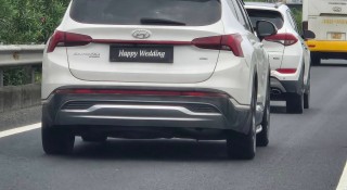 Hyundai Santa Fe che biển số bằng dòng chữ lạ trên cao tốc - Tài xế đối diện với án phạt hàng chục triệu đồng?