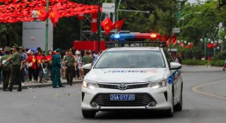 CSGT Hà Nội mở đường thần tốc, cứu cháu bé co giật giữa giờ cao điểm chuẩn bị A80