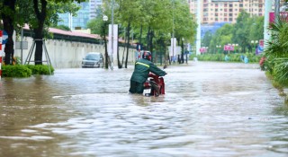 Đi qua vùng ngập, xe máy tiềm ẩn nguy cơ gì và cần bảo dưỡng ra sao?