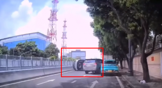 Fortuner lật nghiêng sau cú va chạm với Innova trên phố Sài Gòn