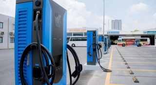 Khám phá trạm sạc V-Green “triệu đô” tại Hà Nội: 70 xe điện cùng sạc một lúc