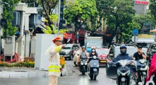 Hoàn lưu bão số 10 gây mưa dồn dập ở Hà Nội, nguy cơ ngập úng tăng cao