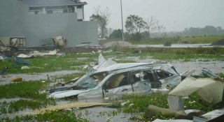 Lốc xoáy kinh hoàng sau bão Bualoi cuốn phăng ô tô 7 chỗ, hất thẳng xuống hồ