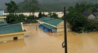 Nước lũ dâng cao chưa từng thấy, mái nhà ở xã miền núi Nghệ An bị nhấn chìm