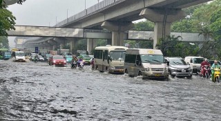 Trung tâm Hà Nội chìm trong biển nước, hàng loạt xe máy và ô tô ngập sâu