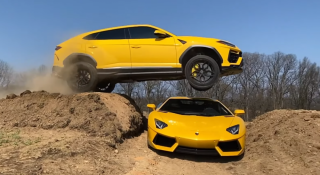 VIDEO: Lamborghini Urus 'nhảy cừu' qua siêu xe Aventador khiến ai nấy cũng 'rụng tim'