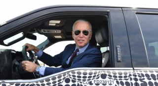 Đích thân lái thử, Tổng thống Mỹ Joe Biden trầm trồ về tốc độ của xe bán tải điện Ford F-150