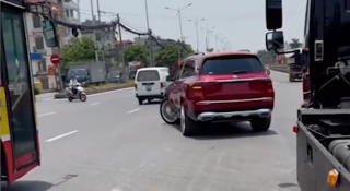 VIDEO: SUV Mercedes siêu sang 15 tỷ 'nhún nhảy' kỳ lạ trên đường phố Hà Nội