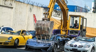 Hàng chục siêu xe, xe sang McLaren, Bentley bị phá hủy không thương tiếc vì... trốn thuế