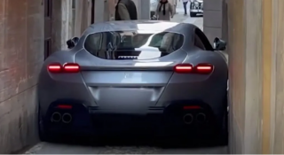 VIDEO: Tài xế Ferrari Roma tự làm khó mình khi đi vào 'khe cửa hẹp', nhìn mà xót xa
