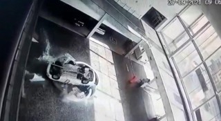 VIDEO: Xe ô tô rơi từ tầng 3 của showroom, trúng vào nhân viên ở quầy lễ tân