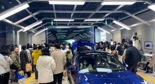 Người Trung Quốc biểu tình vì vừa mua xe Tesla mới hãng đã giảm giá