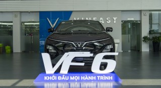 Cận cảnh VinFast VF6 tại đại lý với màu sơn đen huyền bí, sẵn sàng 'chinh phục' khách Việt