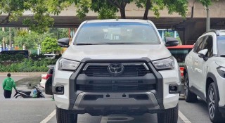 Toyota Hilux 2023 bản đầy đủ bất ngờ cập bến Việt Nam đấu Ford Ranger Wildtrak