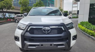Hàng loạt đại lý nhận cọc Toyota Hilux 2024, giá sẽ rẻ hơn 'dằn mặt' Ford Ranger?