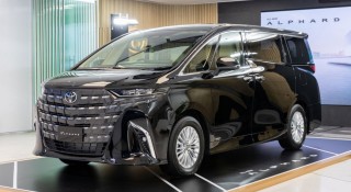 Toyota Alphard 2024 vừa ra mắt đã bị bán chênh tới 300 triệu đồng