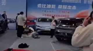 Xe điện Trung Quốc bất ngờ đâm vào đám đông trong một triển lãm ô tô