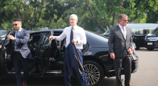 Tại Indonesia, CEO Apple - Tim Cook được tháp tùng xe thuộc diện nợ thuế