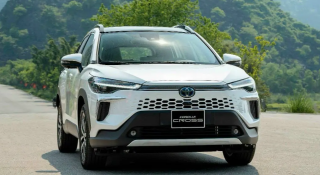 Cận cảnh Toyota Corolla Cross 2024 đã về đại lý, có điểm khác với xe đang bán tại Thái Lan