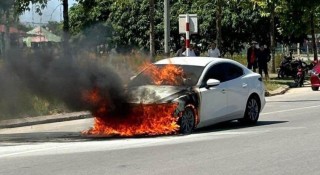 Hà Tĩnh: Mazda3 bốc cháy giữa đường, chủ xe muốn đại lý đền nguyên một chiếc xe mới