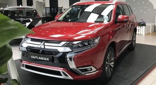Mitsubishi Outlander lăn bánh 4 năm rao bán chỉ ngang KIA Sonet