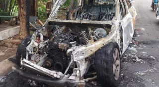 BMW X5 bất ngờ bốc cháy trơ khung khi đang đỗ ven đường