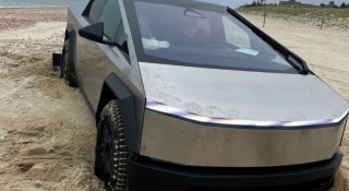 Lái Tesla Cybertruck trên bãi biển, tài xế bất lực khi xe rơi vào cảnh ‘bất động’