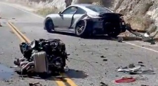 Hai chiếc Porsche 911 ‘huynh đệ tương tàn’ trên cao tốc, văng cả động cơ ra ngoài