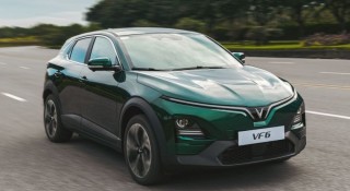 VF 6 đọ sức mạnh trong phân khúc B-SUV: Nhấn ga một chút, xe xăng đã… chỉ còn trong gương