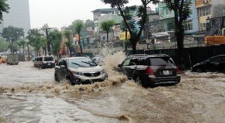 Lái xe trong điều kiện ngập lụt: Những sai lầm tài xế cần tránh để đảm bảo an toàn