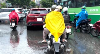 Áo mưa cánh dơi: Tiện dụng nhưng tiềm ẩn nguy hiểm nếu sử dụng sai cách