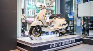 Vespa 946 Christian Dior có gì đặc biệt mà được rao bán với giá cao hơn cả Ford Everest?