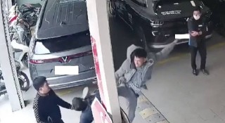 Hé lộ nguồn cơn vụ chủ xe VF 5 bị tài xế bán tải đạp thẳng vào đầu ở Hà Nội
