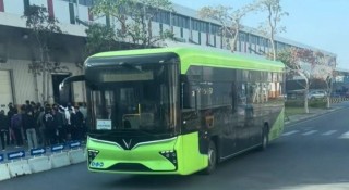 Mẫu xe buýt điện mới toanh của VinFast lăn bánh trong khuôn viên nhà máy