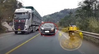 Kinh hoàng ô tô vượt kiểu 'tự sát' ở ngay khúc cua, suýt gây tai nạn đối đầu