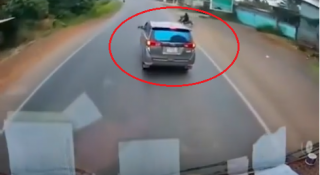 Ô tô gặp họa do tránh xe máy tự ngã: Bị xe sau húc lao xuống rãnh