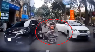 Mở cửa ô tô sai cách: Hiểm họa khôn lường cho người đi đường