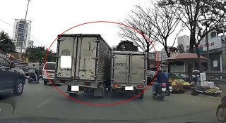 Hai xe tải 'cà khịa' nhau trên đường phố Hà Nội, suýt gây tai nạn nghiêm trọng