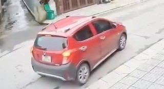 Từ vụ bé trai 16 tháng tuổi bị ô tô tông: Đừng quên quan sát xung quanh xe trước khi nổ máy