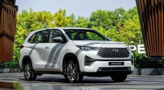 Toyota Innova Cross trở lại ngôi đầu phân khúc hybrid, Corolla Cross tụt hạng