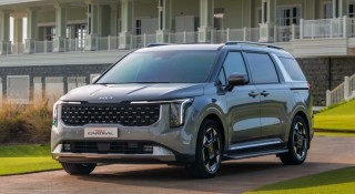 Giá cao hơn nhiều đối thủ, Kia Carnival vẫn bán chạy vượt mong đợi