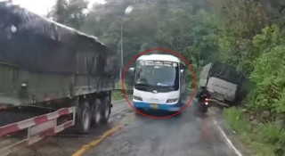 Bức xúc xe khách vượt ẩu trên đèo, ép xe tải lao vào vách núi rồi bỏ chạy