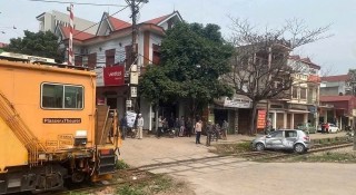 Gác chắn tự động bất ngờ mở khi tàu tới, ô tô bị đẩy xa cả chục mét