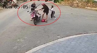 Tài xế ô tô bị tạm giữ sau khi dùng gậy bóng chày đánh tới tấp người đi xe máy ở Bình Dương