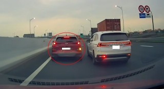 'Thót tim' tình huống nữ tài xế phanh gấp, chuyển làn đột ngột trên cao tốc