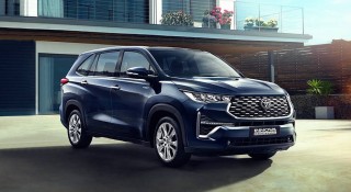 Xe hybrid của Toyota 'cháy hàng' trên toàn cầu, khách hàng phải chờ 'dài cổ'