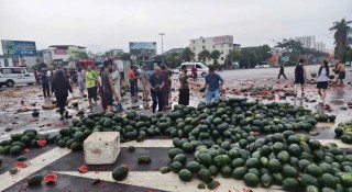 Vụ tai nạn xe chở dưa ở TP Vinh: Người dân giải cứu dưa hấu, tài xế đã tử vong